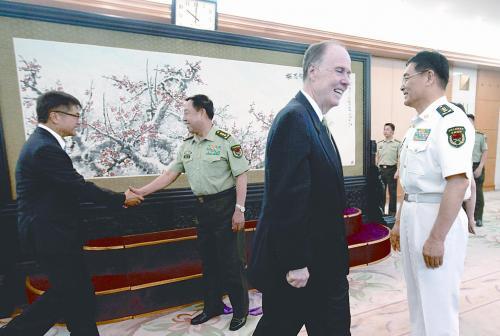 图说:中央军委副主席范长龙(左二)28日在北京八一大楼会见美国总统国家安全事务助理多尼伦(右二)。