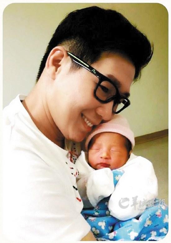 品冠全程陪产喜获麟儿激动上传与儿子牵手照