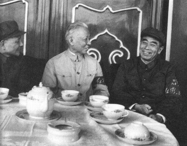 1966年刘少奇与周恩来、邓小平最后的聚首(图)-中新网