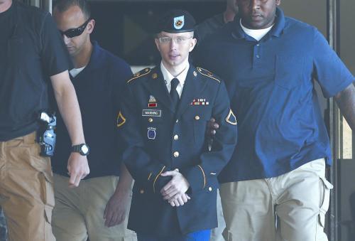 美军士兵布拉德利·曼宁被押出法庭。