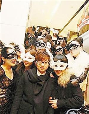 此前,号称深圳顶级"富二代"的张家乐微博走红,其出入高档会所,与美艳