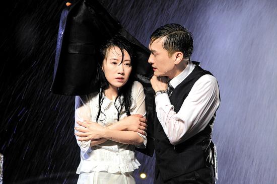 《春天的绞刑架》剧照严宽的民国扮相同样俊美李念在剧中出演温婉的