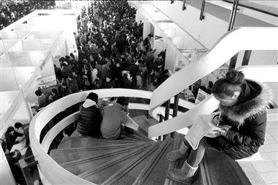 2月23日,北京春节后首场大型招聘会在老国展举行。(资料图片)京华时报记者张斌摄src=