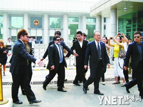 去年,马拉多纳亲自出庭(资料图片)摄影/本报记者 陈柏