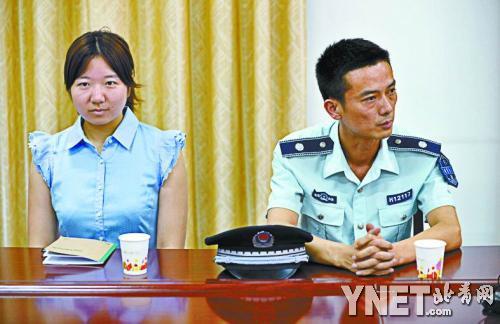 被指摆摊的两名城管