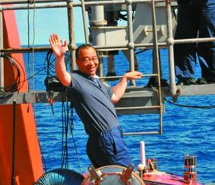 蛟龙首次载客潜海