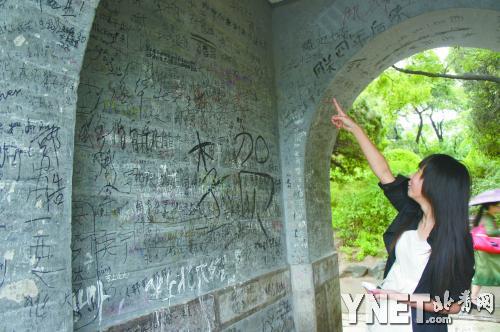 北大慈济寺山门刻满了诸如“一定要考取北大”之类的豪言壮语。除了中