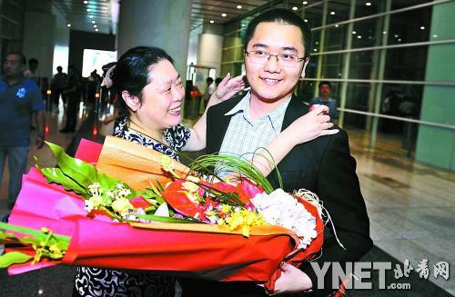 陈耀烨星夜回京,陈妈妈激动不已摄影/本报记者 黄亮