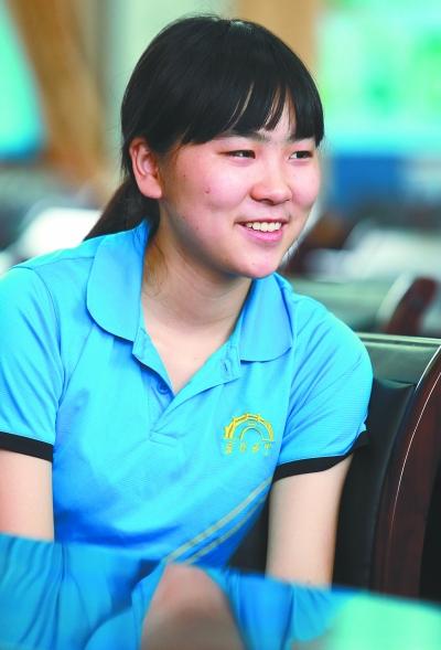 230分襄阳五中状元桥上的高考省文科状元李卓雅,省理科状元贺维艺