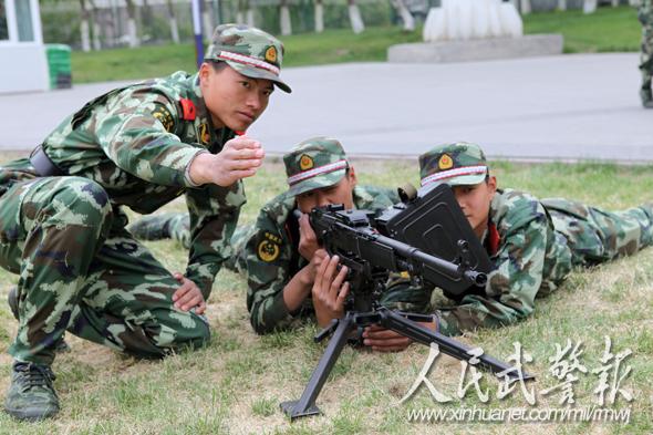 战士们帮带结合近日,武警8692部队结合酷热天气情况,变弊端为利势,不