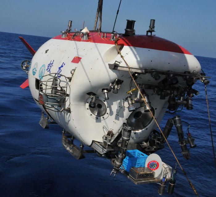 蛟龙号在南海蛟龙海山下潜图2