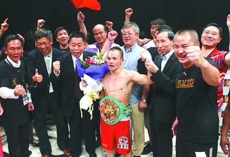 熊朝忠拳王争霸赛成功卫冕幸亏女老板拿70万救场