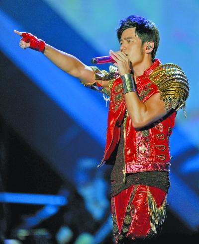 周杰伦红金雕花古铜盔甲亮相露八块腹肌图