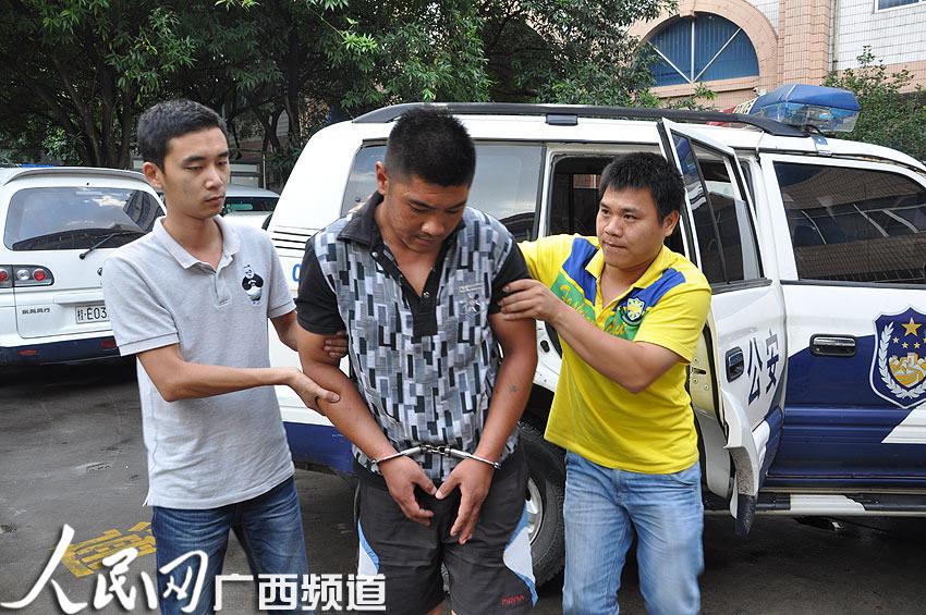 嫌疑人被押回北海 (郑相元/摄)
