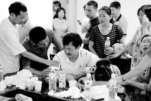 噩耗袭来,王琳佳父母(中)嚎啕大哭,在周边老师与亲戚的搀扶下才坐稳。