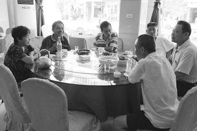 邹师傅夫妇(左一、左二)请领导们吃饭。实习生孔轩 记者杨涛 摄