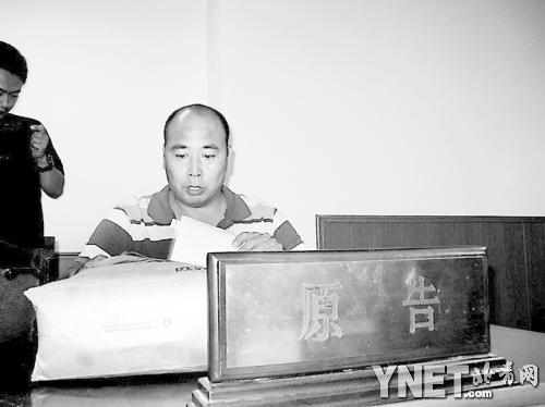 原告对面为被告酒楼老板摄影/本报记者 李罡