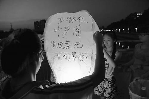 7月8日,浙江衢州,江山中学学生自发祭奠空难同学。CFP供图