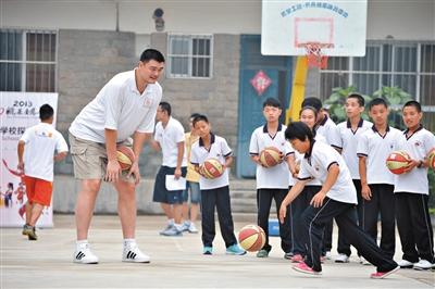 6月30日,2013姚基金慈善赛学校探访活动在北京昌平区汇蕾学校举行,姚明与参加慈善赛的芝加哥公牛队的诺阿亮相活动现场。新京报记者 吴江 摄