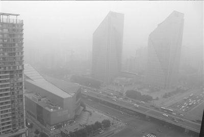 6月28日,北京再现雾霾天气,当天数据显示,城六区PM2.5均达到了重度污染级别。京华时报记者 王海欣 摄