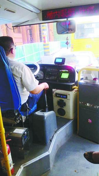 公交司机自装音箱听评书解闷公司称不违规图