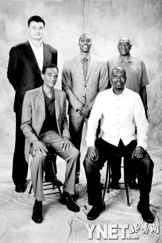 姚明、霍华德与奥拉朱旺(白衣者)等火箭名宿合影