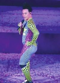 陈奕迅演唱会穿连体紧身衣腹部赘肉明显图