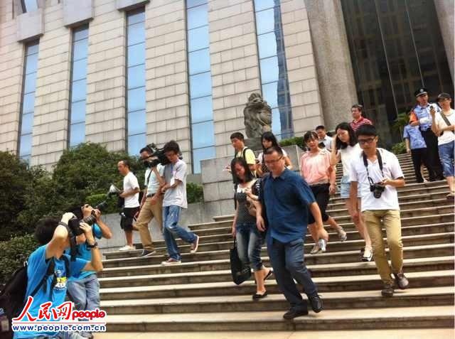 宣判后,唐慧与律师走出法庭