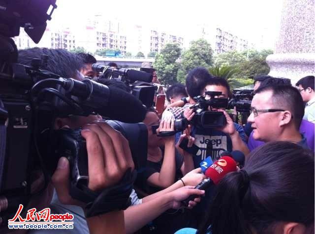 宣判后,律师走出法庭回答了记者的问题
