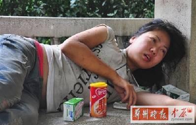 谁认识这个女孩,请与郑州晚报热线96678联系。