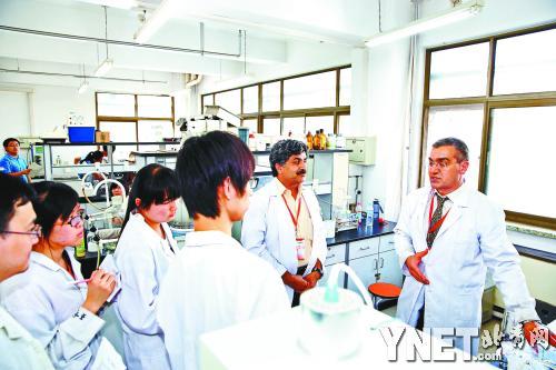 北化工暑期学校课堂上,海外专家带学生做实验