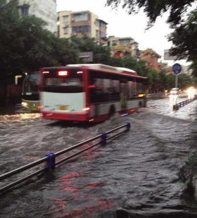 暴雨成灾保险尴尬中求突破 雨天行车五个必注意