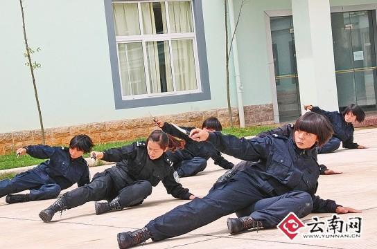 女警们在练兵丽江成立女子反扒队 利用"逛街"进行反扒工作丽江的雨季