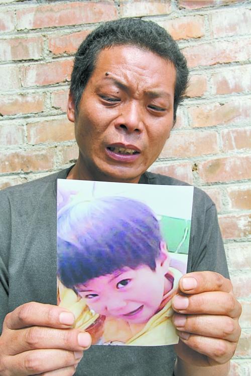 韩向阳拿着女儿的照片悲痛欲绝警方出动警犬阅读提示|夏邑县一名7岁