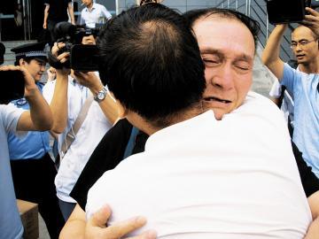 失散近30年花甲五兄弟再重逢相拥而泣图