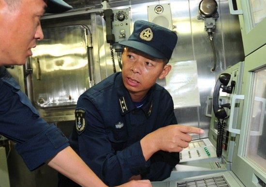 我军舰被渔排拖着撞大桥 军官持菜刀砍断绳索
