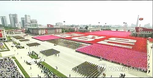 朝鲜为了纪念停战60周年,27日在平壤金日成广场举行了阅兵仪式。(图片来源:韩联社)