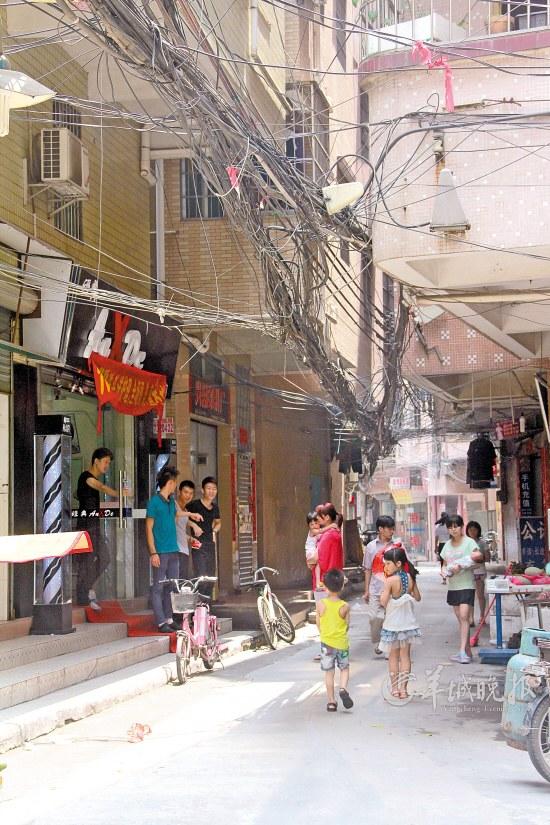 城中村电线杂乱如麻有居民在上面晾晒衣物图