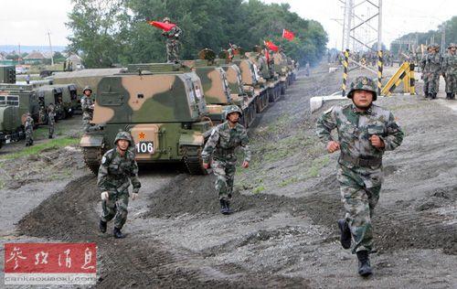 8月3日,参加中俄联合军演“和平使命-2013”的解放军陆军部队抵达俄罗斯车里雅宾斯克州。(俄新社)
