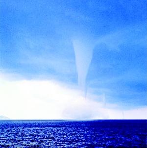 摄影师巧遇4个海上龙卷风拍摄四龙吸水奇观