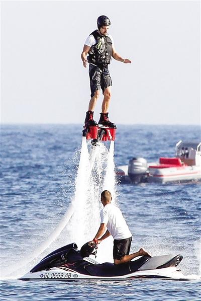 莱昂纳多尝试新娱乐项目穿特制鞋飞离水面图