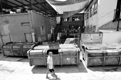 幼儿园遭5巨型垃圾箱堵门 疑因同行恶意竞争