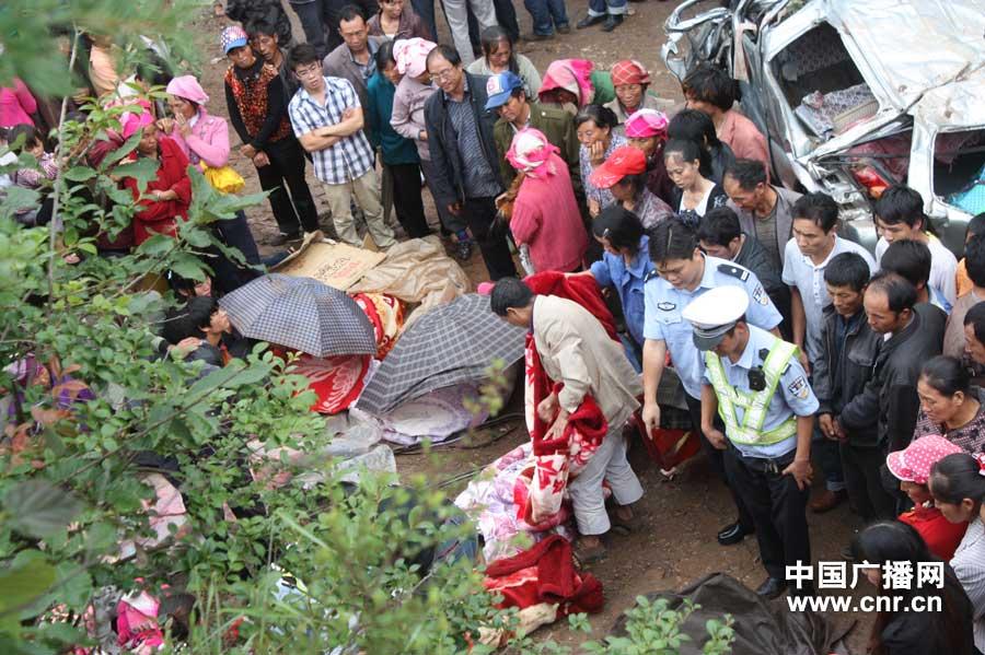 云南罗平特大交通事故死亡人数上升至11人图