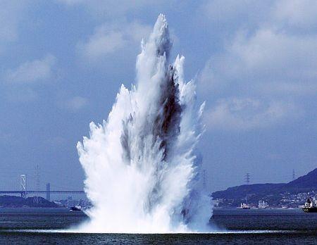 日发现二战美军空投水雷海自实施爆破处理图