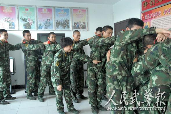 武警黄金五支队开展心理行为训练游戏图