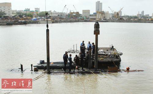 印度海军潜水员站在因爆炸而沉没水中的“辛杜拉克沙克”号潜艇的指挥塔上,执行搜救任务。