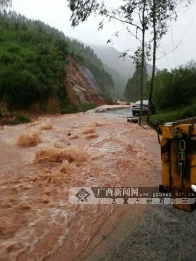 桂平:连日大雨致山体滑坡多处塌方 6车被掩埋