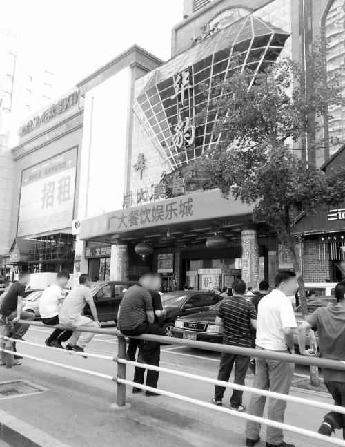 "昨日13时许,沈阳警方接到报警,铁西区华豹舞厅内有炸弹!