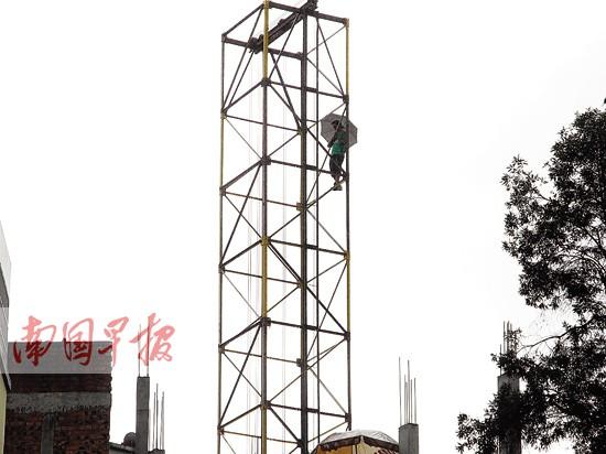 男子撑伞站塔吊上欲轻生 事发南宁市秀灵路(图)