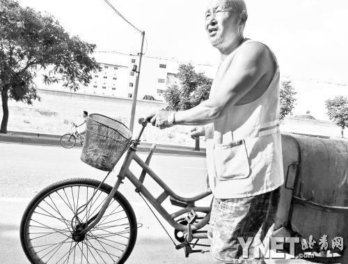 64岁的张金昌干了近五年环卫工。他说自己没退休金、没有低保、没有积